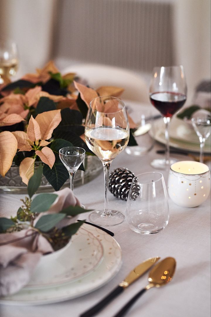 En vit juldukning med vinglas från Eva Solo skapar ett modern uttryck. 