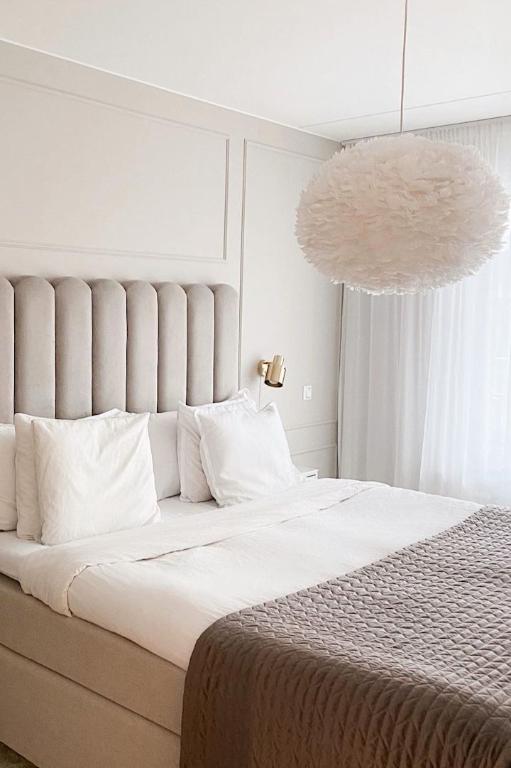 Inred enligt feng shui med Eos fluffiga taklampa från Umage i vitt för ett harmoniskt sovrum. @haididasouki