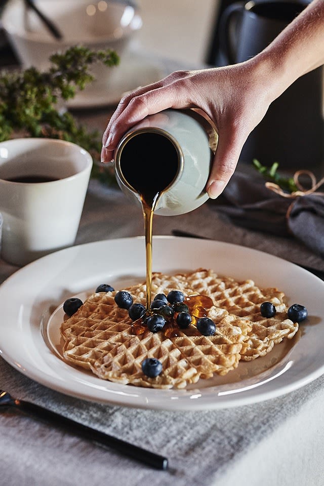 Frukostdukning med vit tallrik från Nordic Nest tillverkad i vitroporslin som ger naturvitt porslin.