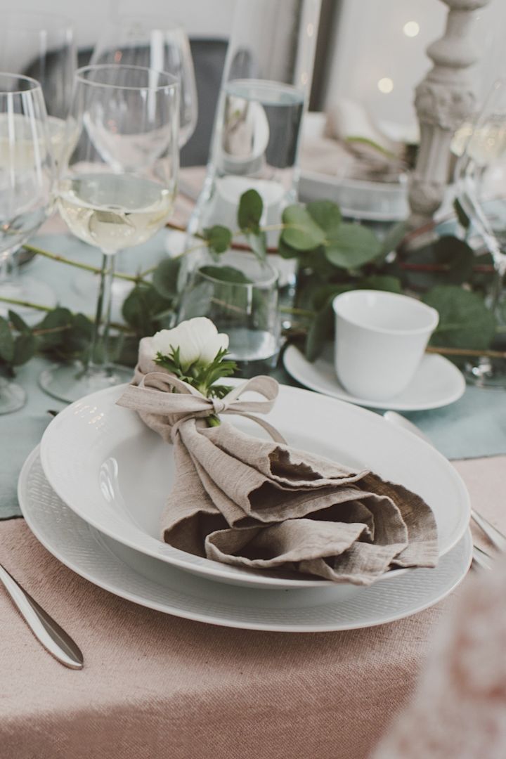 En elegant bröllopsdukning med Swedish Grace tallrik från Rörstrand, silverbestick från Hardanger och beige linneservett. 