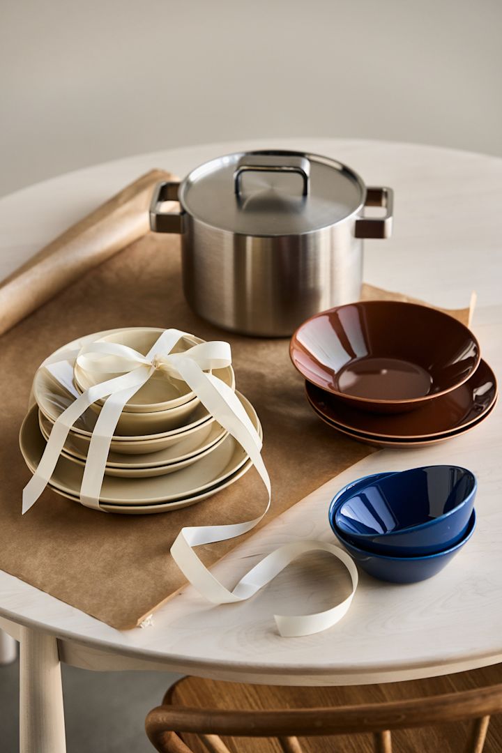Ett startset eller klassiskt porslin är perfekta att ge bort som tidlös designgåva - här Teeam-tallrikar från Iittala i beige. 