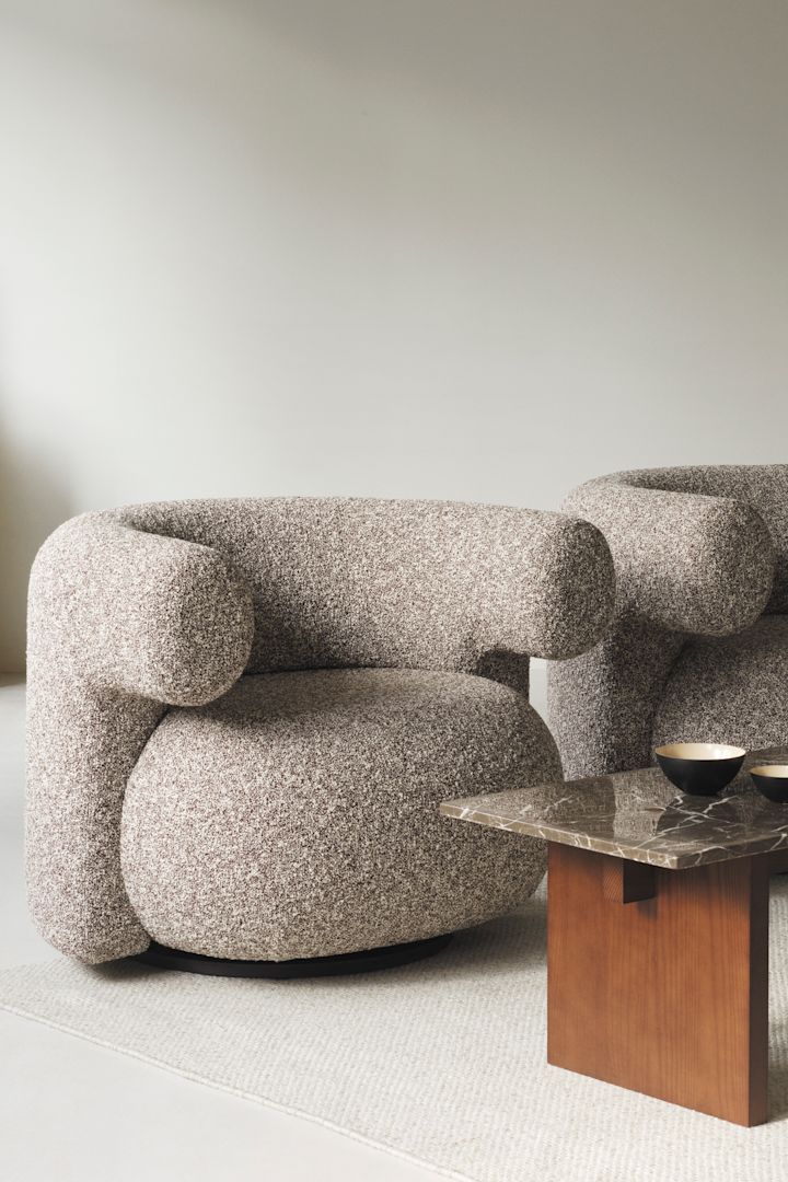 Den robusta och rejäla fåtöljen Burra från Normann Copenhagen, här med ett soffbord i trä med granitskiva - båda helt rätt enligt höstens inredningstrender 2024 och chunky design.