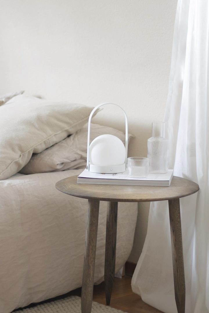 Inred enligt feng shui med Carrie lampa från Menu i vitt för ett harmoniskt sovrum. @b.wohnbar