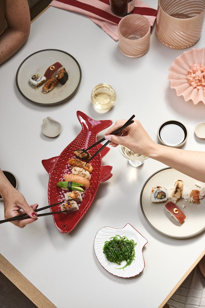 Körsbärsrött är en av inredningstrenderna för 2025, ännu bättre i kombination med rostrött, som här med Byon Fish-tallriken och Lori-skålen. 
