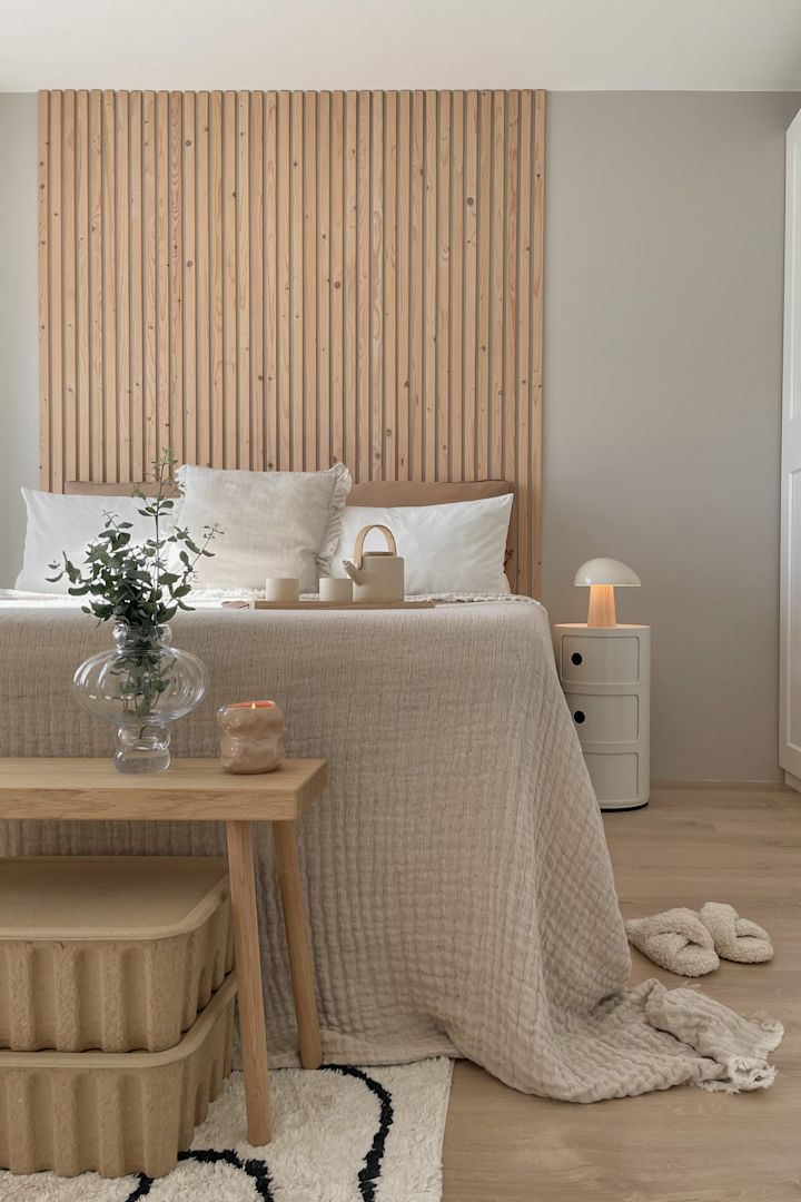 Inred enligt feng shui med &Tradition Collect bomullspläd och Fritz Hansen night owl bordslampa för ett harmoniskt sovrum. @Our_home_living