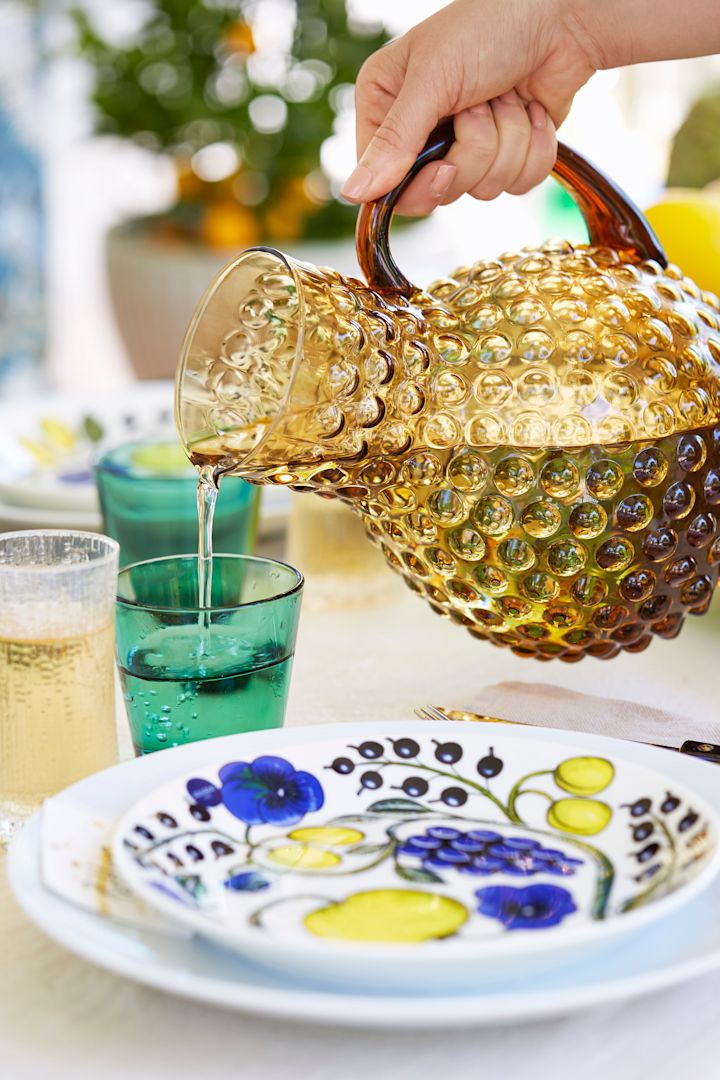På sommarlunchen serveras vin i Ultima Thule vinglas från Iittala och vatten hälls upp i enkla Kartio glas.  