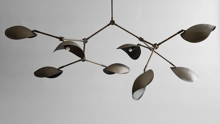 Stingray Chandelier från 101 Copenhagen är en stor taklampa med modern design. Lampan har flera armar försedda med skärmar som har en form inspirerad av stingrockor.