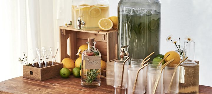 Drinkbord med stora glasbehållare från House Doctor på fyllda med lemonad, citron och lime är perfekt tips till sommarfesten.