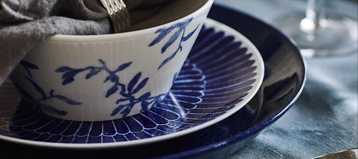 Sommarduka med blåvitt porslin som här där tallrikskuvert utgörs av Emma von Brömmsens Selma tallrik och mörkblå Teema tallrik från Iittala.