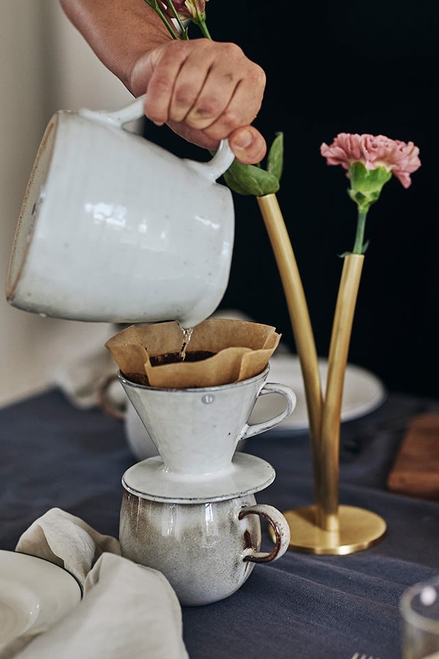 Nordic Sand kaffefilter från Broste Copenhagen tillsammans med Sandrine kopp från Bloomingville och Ivory kanna från House Doctor.