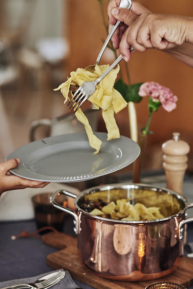 Kopparkastrullen från Eva Solo passar perfekt att servera pastan ur och den blir dessutom en fin detalj på det dukade bordet.