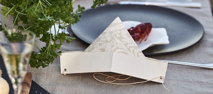 Egengjord DIY kräfthatt till kräftskivan av gammal tapet.