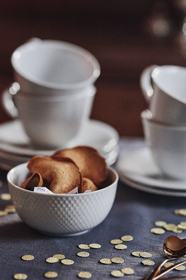 Lyckokakor serverade ur Rhombe skål från Lyngby Porcelain. 