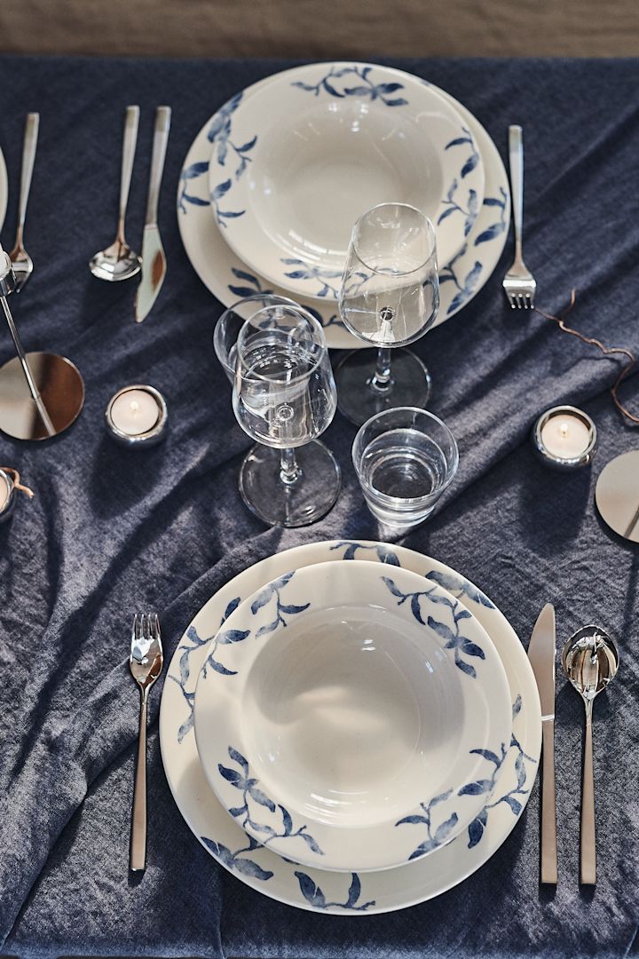 Romantisk sommardukning med blåvita porslinsserien Havspil från Scandi Living.