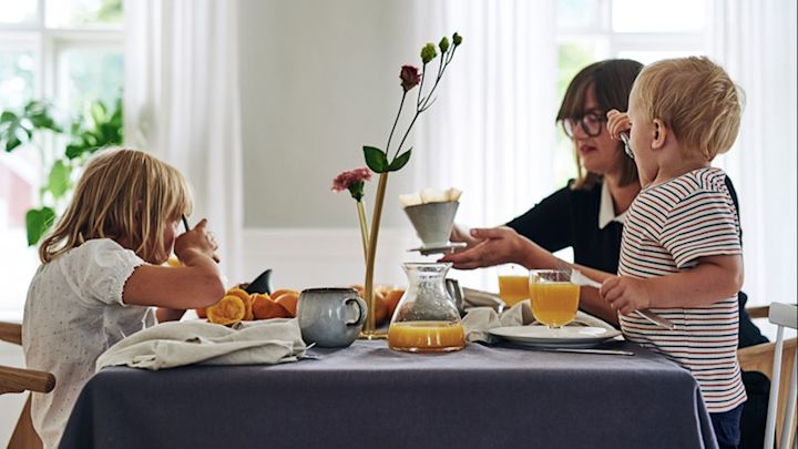 Pressa apelsiner med hjälp av Eva Solo citruspress och brygg en kopp kaffe med Nordic Sand kaffefilter som ett nyttigare dessertalternativ.