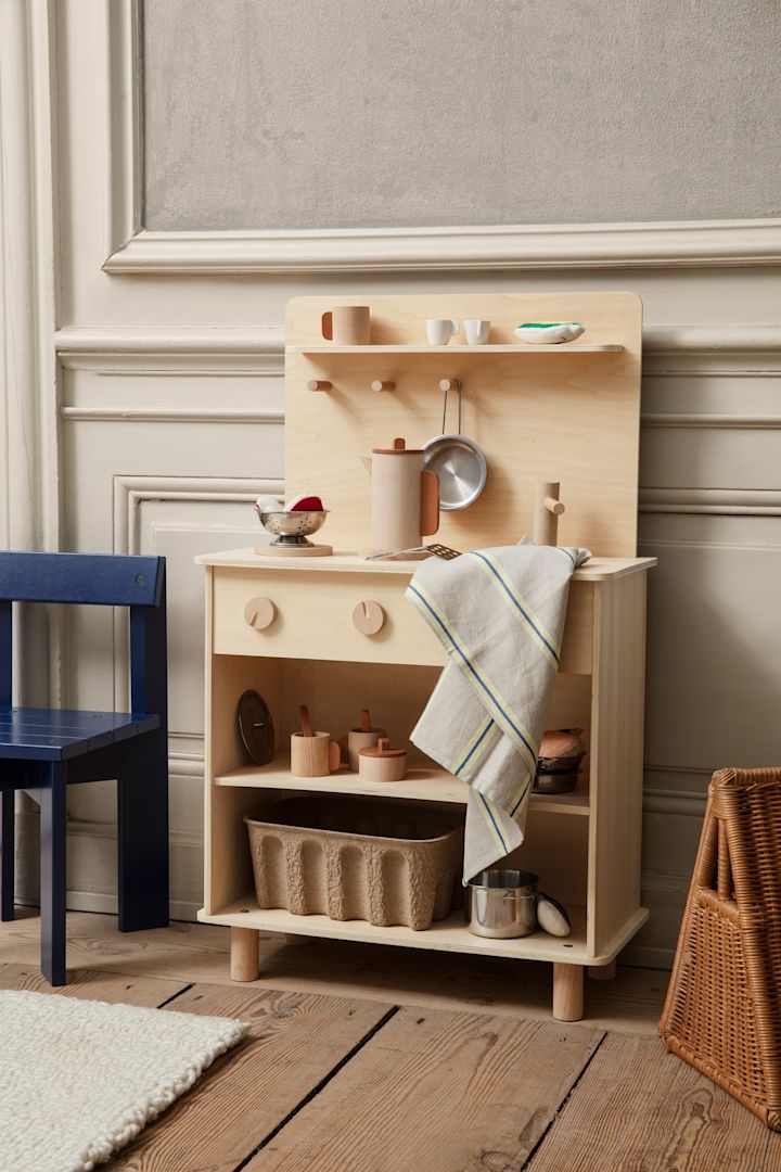 Att skapa små rum i rummet när du ska inreda barnrum är ett smart sätt för att göra rummet inspirerande och roligt att vara i. Här kan du fånga upp barnets olika intressen och göra stationer som stimulerar olika sinnen. Här Toro leksakskök i trä från Ferm Living.