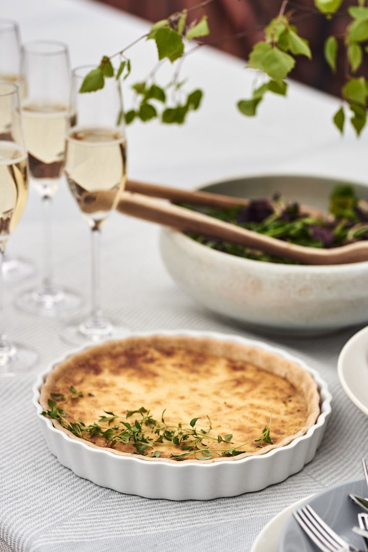 En god västerbottenpaj är tips på enkel buffémat till många som gärna serveras i en pajform från Pillivuyt tillsammans med champagne i Karlevi champagneglas från Scandi Living.