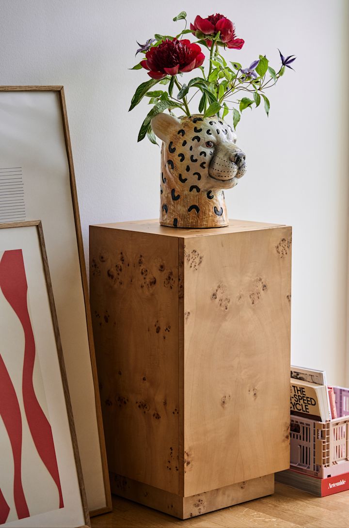 En av Byons storsäljare och mest ikoniska produkter är Cheetah-vasen, gen gepard-vas som finns i två olika storlekar. Här på piedestal med bukett i.