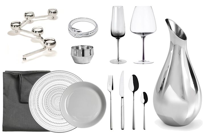 Kollage med silverbestick, ljuslykta och vas i krom, glastallrik och m�örkgrå linneduk för en nyårsdukning i silver. 