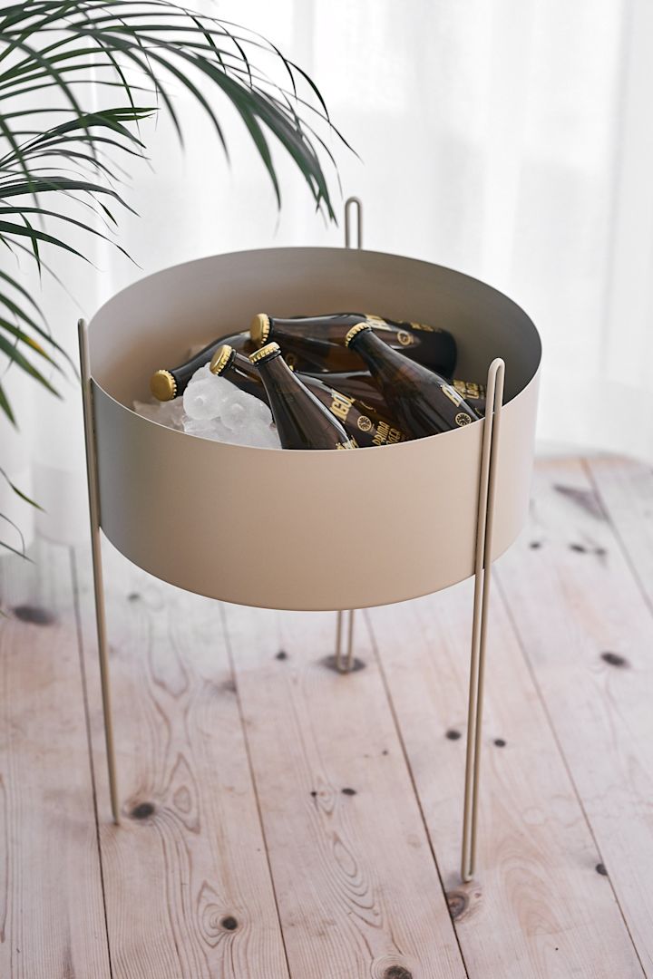 Blomlåda från WOUD används till att servera dricka ur på sommarfesten. 