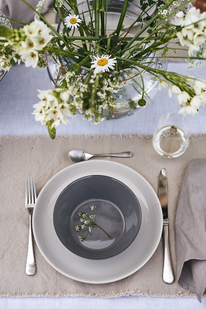 Duka till midsommar i minimalistisk stil med modernt porslin i neutrala toner. 