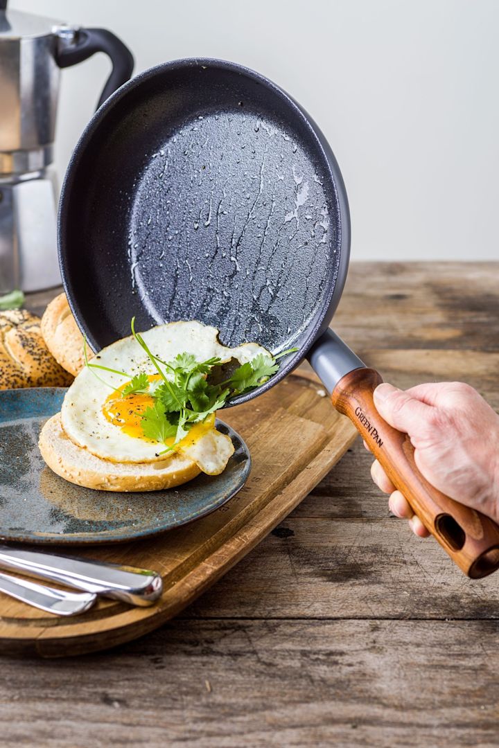 Mayflower-pannan från GreenPan har en non-stick-beläggning så att det stekta ägget glider lätt ner på tallriken.