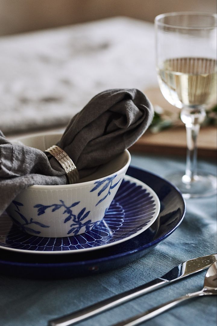 En sommardukning med blandat blåvitt porslin som Selma-tallrik från Götefors porslin och blå Teema tallrik från Iittala.