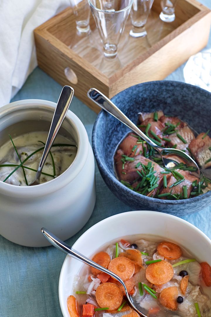Duka till midsommar med rustika skålar och en liten kruka från DBKD som du serverar sillen ur för en tvist på det traditionella. 