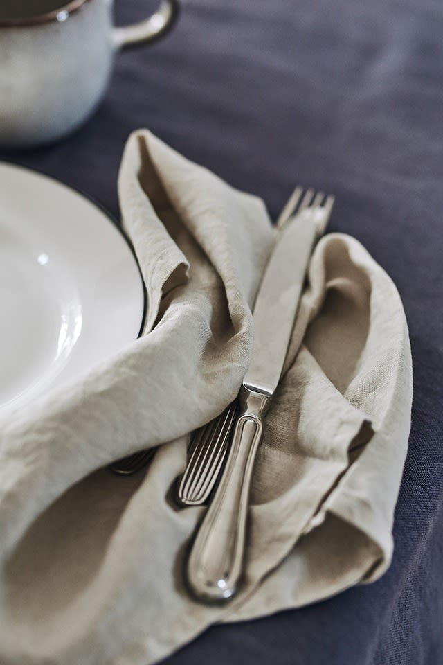 Washed linen servett från Tell Me More & silvriga Oxford-bestick från Gense gör vardagsdukningen extra festlig.