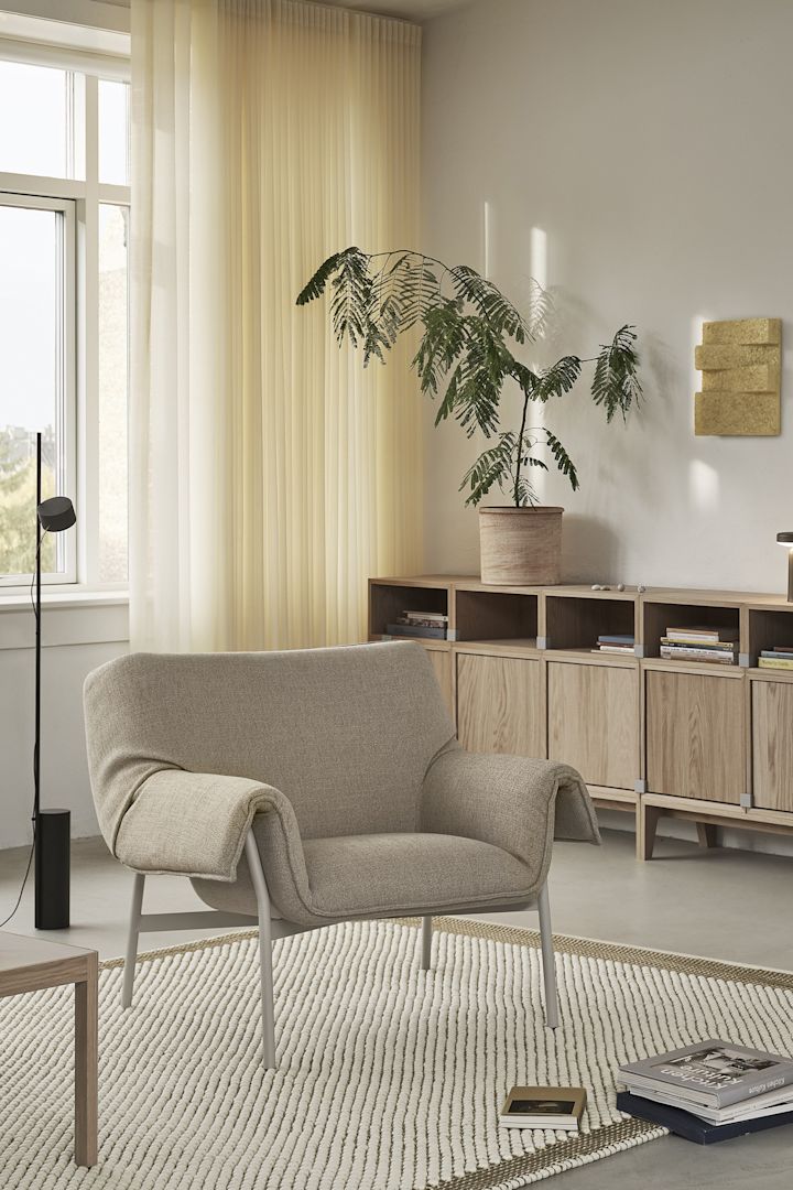 Greige är på väg tillbaka i inredningstrenderna för 2025, här ser du fåtöljen Wrap från Muuto i en gråbeige nyans. 