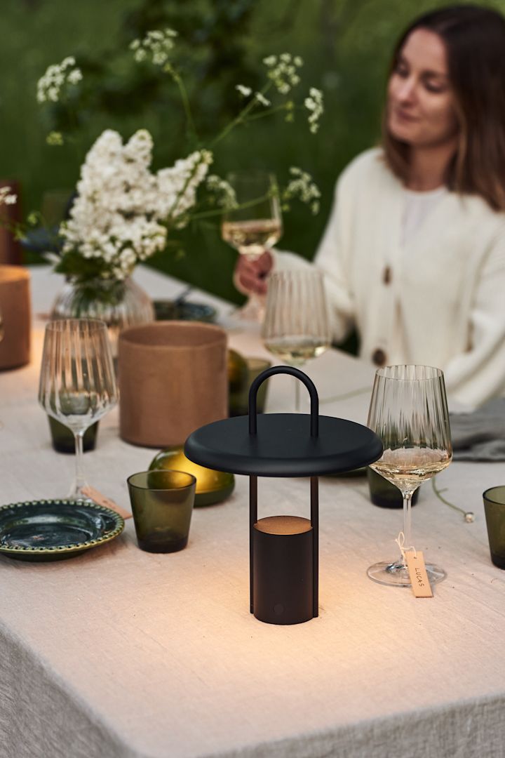 En sommardukning i trädgården är inte komplett utan portabel belysning som höjer mysfaktorn. Här ser du Pier portabla LED-lampa från Stelton i svart.