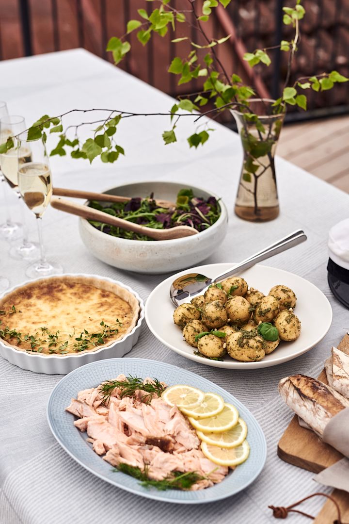 En god pesto potatissallad, lax och västerbottenpaj är tips på enkel buffémat till många som gärna serveras på serveringsfat från House Doctor, Rörstrand och Ernst.