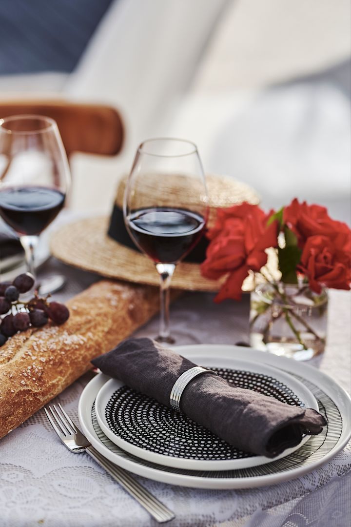 Dukat med Siirtolapuutarha tallrikar från Marimekko, Bernadotte-bestick från Georg Jensen & More vinglas från Orrefors.