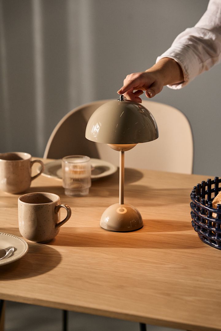 Tips på julklappar - Flowerpot portabel bordslampa från &tradition. 
