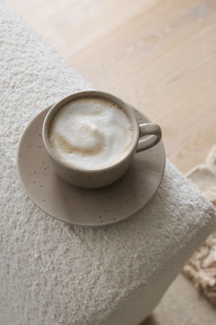 Julklappar till julklappsspelet för 200 kr - en beige kopp med fat från Scandi Living.