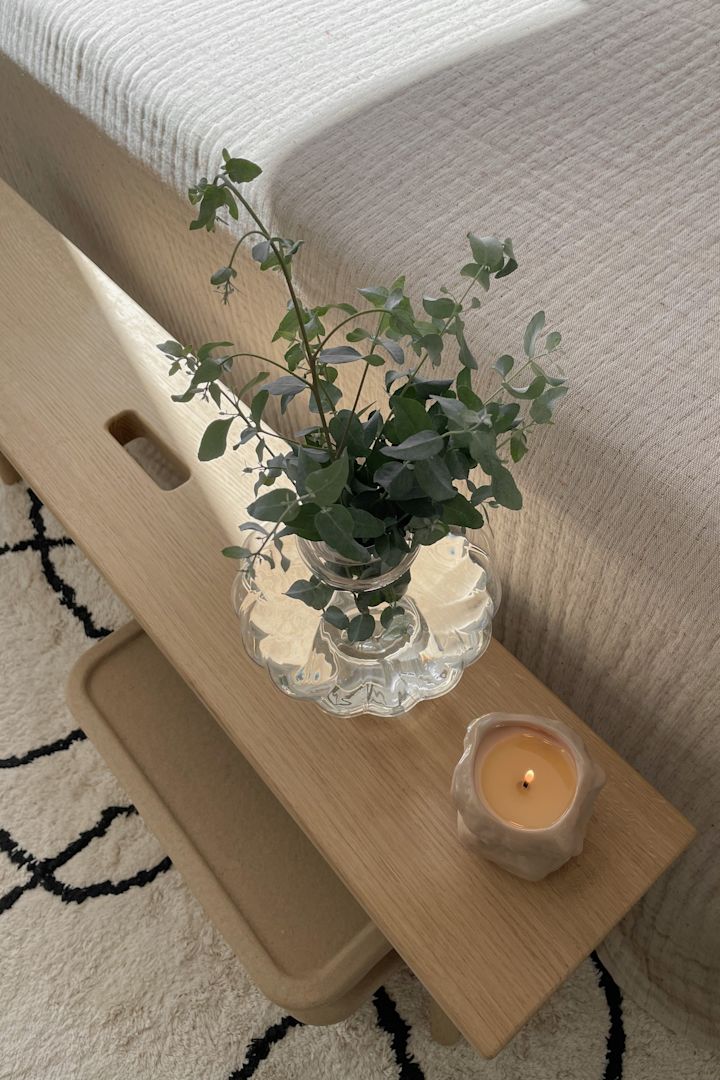 Inred enligt feng shui med Tuck doftljus från Ferm Living och Balloon vas från Louise Roe Copenhagen för ett harmoniskt sovrum. @our_home_living