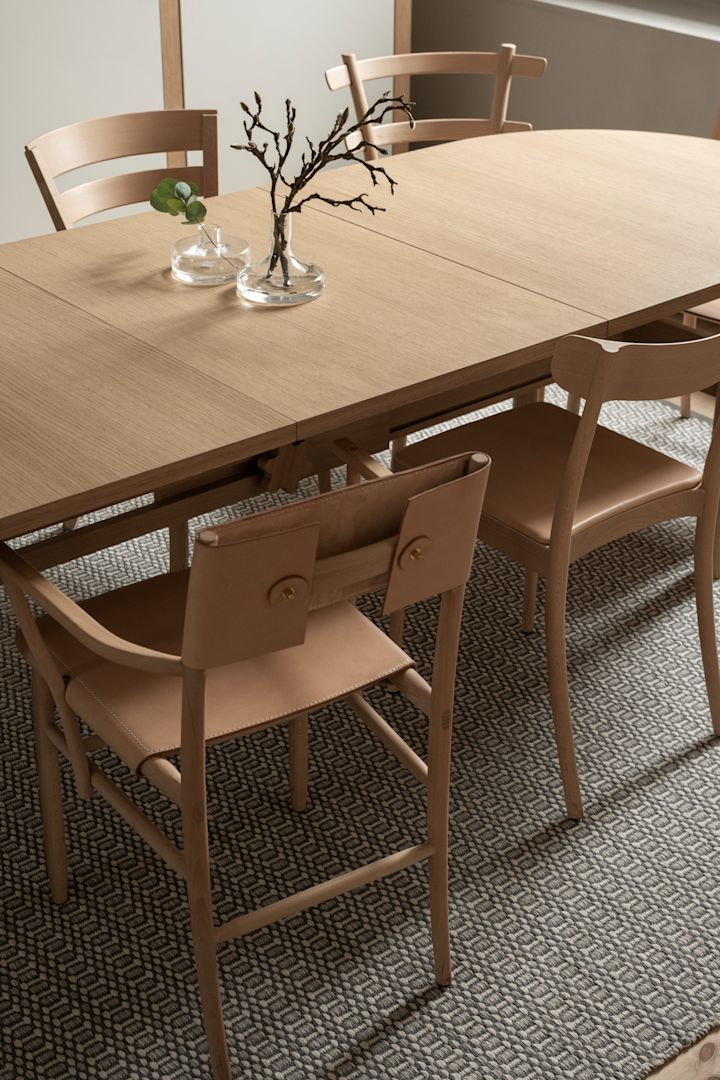 Bild som visar det ovala matbordet Ateljé från Gärsnäs.